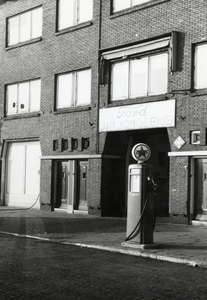 811829 Gezicht op de voorgevel van het Garagebedrijf Jan Jongerius (Veemarktplein 2) te Utrecht.